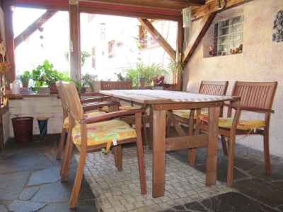 Geschützter Frühstücksraum im Aussenbereich